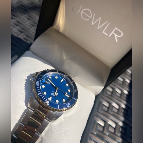 Flashy Jewrl Watch - Picture 2 of 4